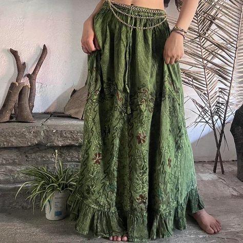 PuzzleStack - Etsy France Long Skirt Outfits Green, Bohemian Beach Outfit, Earthy Clothing Style, Forest Core Outfits, Boho Witch Outfits, Jupe Outfit, Long Flowy Skirt Outfit, Fairy Core Skirt, Hippy Outfits