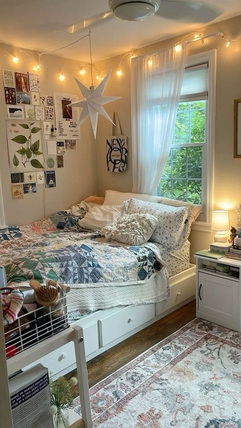 Small Room Inspo Cozy, Light Blue Bedroom Aesthetic, Very Small Room Ideas, Blue Bedroom Aesthetic, Christmas Bedroom Decor Ideas, Light Blue Bedroom, Dream Dorm Room, Christmas Bedroom Decor, Dream Bedroom Inspiration