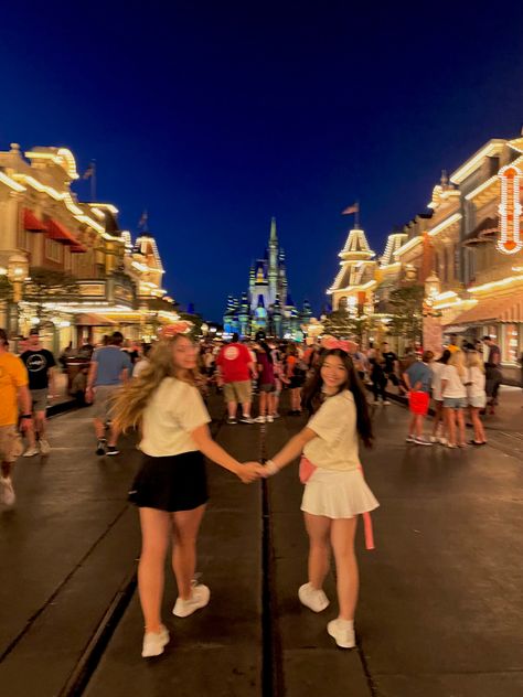 Cute Pictures To Take At Disneyland, Cute Disneyland Pictures Ideas, Disney Trip With Best Friend, Disney Pictures Friends, Disney Pics With Best Friend, Friends At Disney World, Cute Disney Pics With Friends, Friend Disney Pictures, Friends Disney Trip