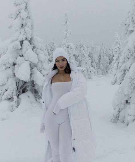 Snow Outfits For Women, Amanda Khamkaew, Snow Fits, Ski Trip Outfit, Snow Outfits, Winter Outfits Snow, Snow Photoshoot, Snow Pictures, Light Aesthetic