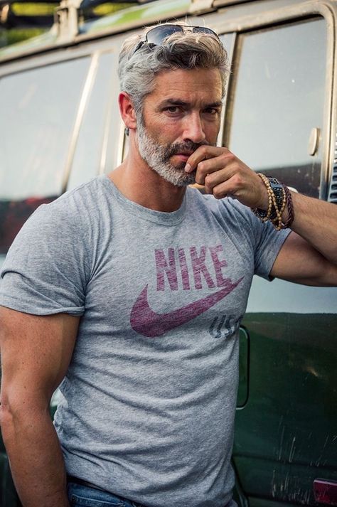 Cute man Silver Foxes Men, Grey Hair Men, Handsome Older Men, Silver Foxes, Beard Styles For Men, Hair And Beard Styles, Beard Styles, Grey Hair, Good Looking Men