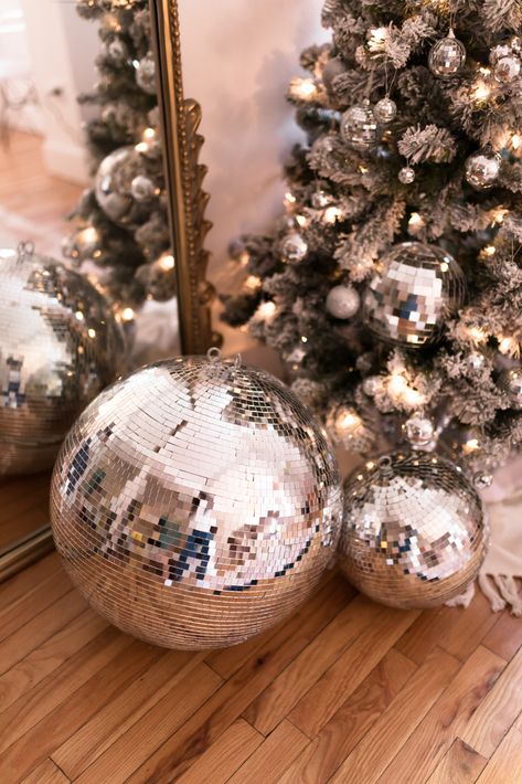 Disco Ball Christmas Tree, Disco Ball Ornaments, Disco Ball Christmas, Disco Christmas, Christmas Tree Inspo, Ball Christmas Tree, Christmas Decor Trends, Disco Decorations, Disco Party Decorations