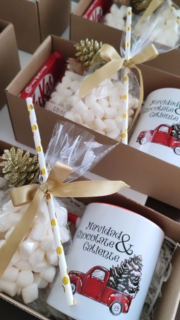 Xmas Box Ideas, Mug Exchange Ideas, Christmas Gift Ideas Crafts, Client Christmas Gift Ideas, Ideas Regalos Navidad, Coworker Xmas Gifts, Christmas Souvenirs Ideas, Christmas Mug Gift Ideas, Christmas Gift Box Ideas