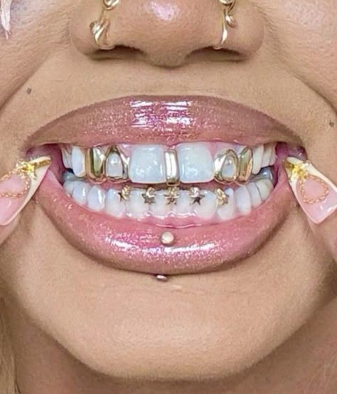 Teeth Jewels, Tattoos Trendy, Gold Teeth Grillz, Teeth Gems, Pretty Teeth, Dental Jewelry, Grillz Teeth, Gold Grill, Xoxo Jewelry