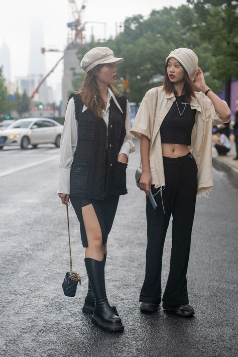 Duos do it best. Tokyo Street Style 2023, Tokyo Street Fashion Women, 80s Women Fashion, Japanese Outfits Street Style Tokyo Fashion, Tokyo Outfits Japanese Street Styles, Japan Street Style Women, Shanghai Street Style, China Street Style, Japanese Streetwear Women