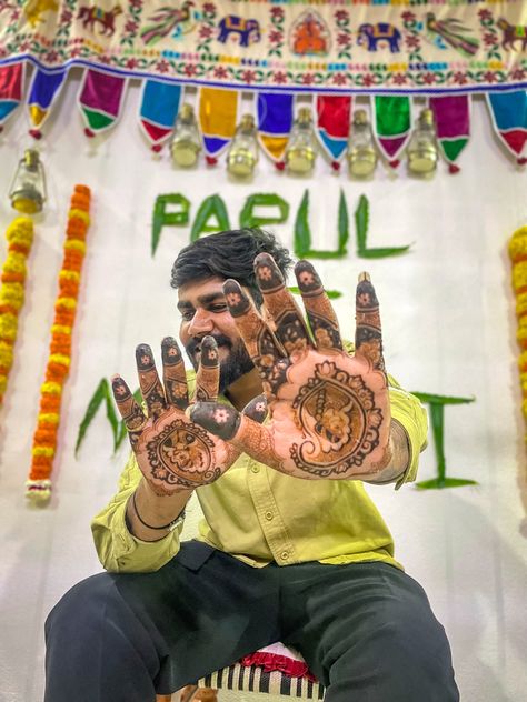 Groom mehendi Mahendi Pose, Boy Mehndi, Mehndi Groom, Groom Mehandi, Mehandi Pose, Mehendi Pose, Mehandi Poses, Mehendi Photography Bridal, Mehndi Shoot