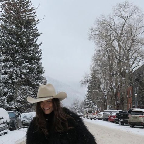 Countryside Outfit Aesthetic, Cowgirl Snow Photoshoot, Cute Outfits For The Snow, Cold Country Outfit, Winter Western Aesthetic, Winter Cowgirl Aesthetic, Cold Weather Cowgirl Outfits, Aspen Colorado Outfits, Country Winter Aesthetic