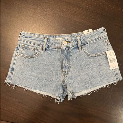 Pacsun Low Rise Denim Shorts Size 25. Brand New With Tags Low Rise Denim Shorts, Cute Jean Shorts, Low Rise Jean Shorts, Pacsun Mom Jeans, Outfit Needs, Low Rise Jean, Pacsun Shorts, Mom Jeans Shorts, Short Jean