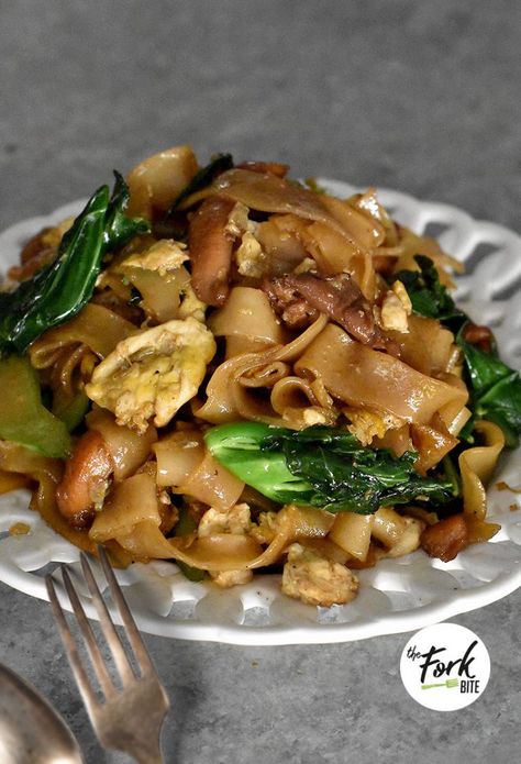 Pad See Ew Flat Noodles Recipe, Thai Restaurant Menu, Tuna Dinner, Thick Rice Noodles, Thai Recipes Noodles, Grill Dinner, Korean Dinner, Stir Fried Noodles, Thai Stir Fry