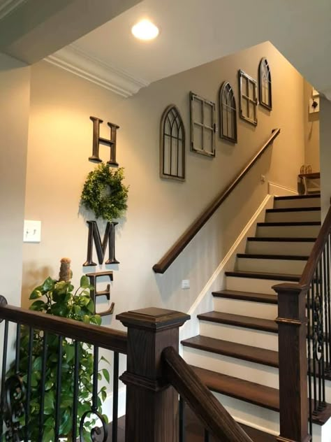 Decorating Above Kitchen Cabinets, Stairway Decorating, Staircase Wall Decor, Stair Wall, Apartment Studio, Staircase Wall, Staircase Decor, Hal Decor, Studio Studio