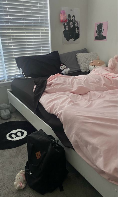 Black Sheets Pink Comforter, Black White And Pink Bedroom Minimalist, Fashionista Bedroom Aesthetic, Y2k Street Style Room, Black And White Bedding Aesthetic, Pink Black Room Decor, Room Inspo Pink And Black, Pink And Black Bedroom Ideas For Women, Black And Pink Bed