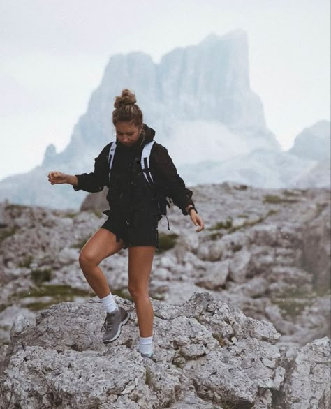 What To Wear On A Hiking Date? | Aesthetic & Cute Hiking Outfits For Women & Men Coastal Hiking Outfit, Hiking Outfit Midsize, Norway Hiking Outfit, How To Style Hiking Boots Outfit Ideas, Canyon Hiking Outfit, Oregon Winter Outfits, Winter Hike Aesthetic, Alaska Travel Outfits, Walking Outfit Outdoor Summer