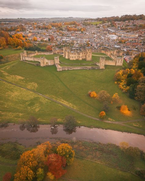 Autumn at Alnwick castle 🏰 🍁 The change in season bringing stunning colours to the landscape in Alnwick. Alnwick castle was built in the 11th century to control and protect the border, it boasts numerous defences, including 2 metre thick walls, a 7 metre deep moat, two baileys and thick oak gates. Nicknamed the Windsor of the North, Alnwick Castle is the second largest inhabited castle in the country and has been home to the Duke of Northumberland’s family the Percy’s for over 700 years. #... British Castles, Alnwick Castle, Tyne And Wear, North East England, 11th Century, Country Houses, North East, The Change, The Landscape