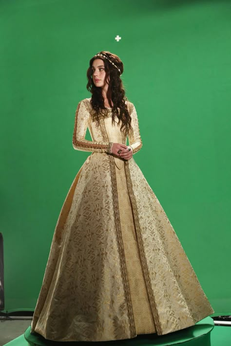 Behind the scenes photo of Adelaide Kane in her stunning dress from the #Reign photoshoot! Reign Outfits, Reign Tv Show, Reign Fashion, Reign Dresses, Queen Of Scots, Mary Stuart, Old Fashion Dresses, Mary Queen Of Scots, Adelaide Kane