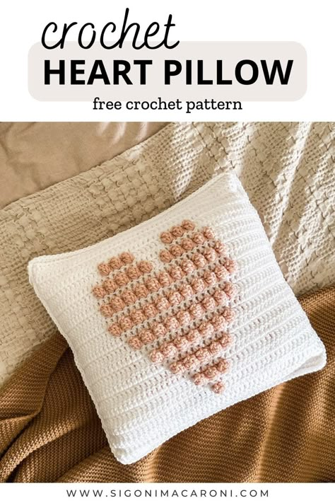 Crochet Heart Pillow Pattern: Free Pattern for Valentines Day via @sigonimacaronii Double Crochet Patterns, Crochet Heart Pillow Pattern, Heart Pillow Pattern, Crochet Heart Pillow, Crochet Valentines Day, Crochet Valentine Patterns, Small Throw Pillows, Crochet Valentines, Crochet Valentine