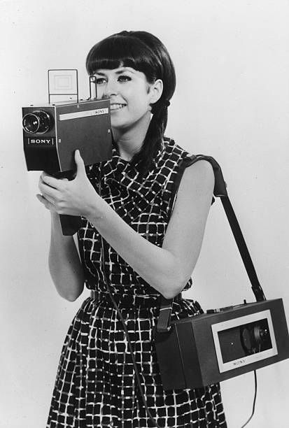 A fashion model demonstrating a Japanese portable video tape recorder Fotocamere Vintage, Vintage Television, Retro Gadgets, Retro Images, Old Radios, Retro Videos, Old Computers, Foto Art, Vintage Electronics