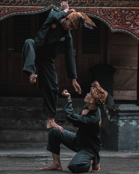 Pencak Silat Silat Pose, Pencak Silat Aesthetic, Foto Silat, Silat Gayong, Sports Reference, Museum Ideas, Kyokushin Karate, Agust D-2, Pencak Silat