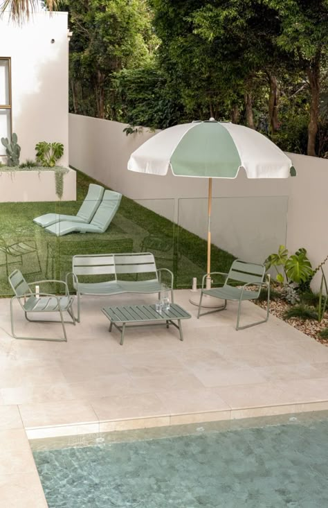 Oasis Backyard Ideas, Palm Springs Patio, Mid Century Modern Pool, Mid Century Pool, Palm Springs Pool, Luxury Pools Backyard, Palm Springs Mid Century Modern, Decoration Studio, Backyard Resort