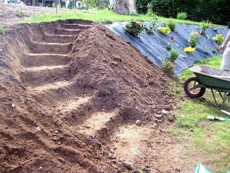 Constructing curved stairs on hillside Hillside Front Yard, Kill Weeds Naturally, Curved Stairs, Kill Weeds, Sloped Backyard Landscaping, Front Yard Landscaping Pictures, Sloped Yard, Front Yard Landscaping Diy, Sloped Backyard