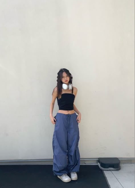 Outfits W Parachute Pants, Aesthetic Parachute Pants, Ways To Style Parachute Pants, Parshot Pants, Parachute Pants Going Out Outfit, Black Parachute Pants Outfit Summer, Parachute Jeans Outfit, Parachute Outfit Ideas, Parachute Pants Outfit Korean