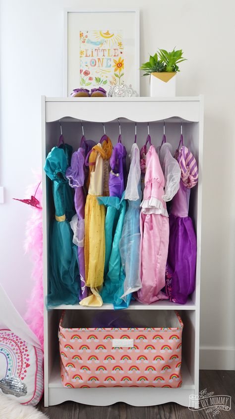 DIY Dress Up Storage from a Bookcase Hack Dress Up Area, Creative Toy Storage, Dress Up Wardrobe, Dress Up Stations, Dress Up Closet, Dress Up Storage, Robe Diy, Kids Dress Up, Girls Dress Up