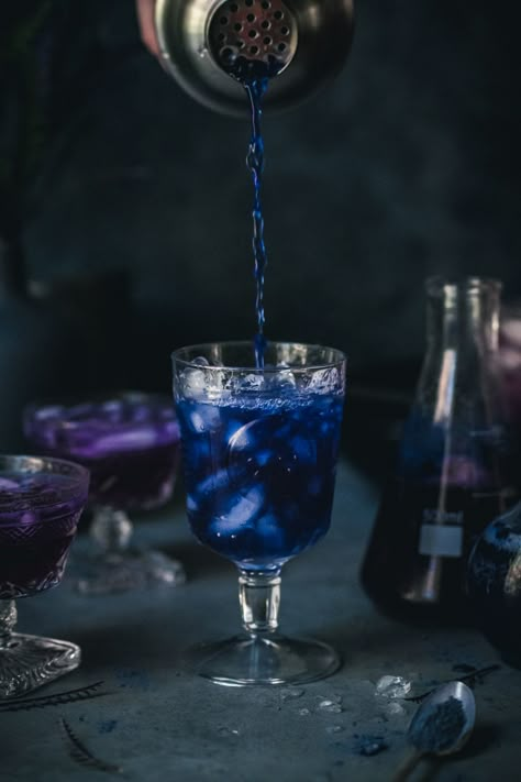 This color-changing, Harry Potter-inspired Polyjuice Potion cocktail is made with lemon, gin and butterfly pea powder for natural food coloring. The acid from the lemon juice turns the butterfly pea powder from a vibrant royal blue to a deep purple...bewitching to say the least! Polyjuice Potion Cocktail, Acotar Drinks, Harry Potter Inspired Drinks, Acotar Food, Magical Cocktails, Harry Potter Inspired Food, Butterfly Pea Powder, Harry Potter Cocktails, Harry Potter Dinner