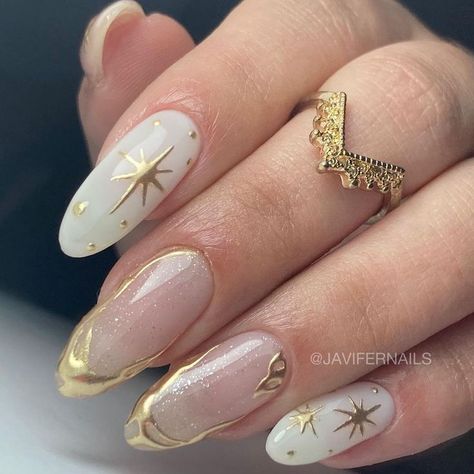 Baroque Nails Art, Gold Nails Inspo Aesthetic, Black And White And Gold Nails, White With Gold Nails, Black White Gold Nails, Nails Gold Accent, Nails With Gold Design, Gold Tip Nails, New Years Eve Nails