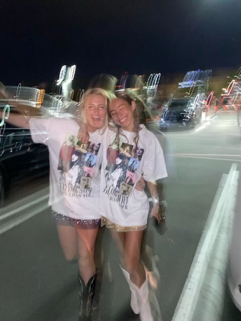 Duo Taylor Swift Concert Outfit, Bestie Eras Tour Outfits, Eras Tour Outfits Group, Eras Tour Best Friend Outfits, Taylor Swift Outfit Board, Eras Tour Pics Ideas, Best Friend Taylor Swift Concert Outfit, Matching Eras Tour Outfits For 2, Eras Tour Trio Fits