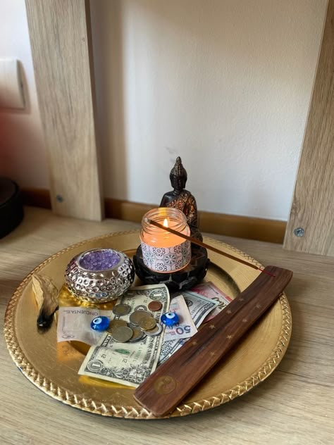 Altar de abundancia Spiritual Altar Aesthetic, Money Altar Ideas, Spirituality Altar, Spiritual Decor Ideas Home, Prosperity Altar, Abundance Altar, Small Altar Ideas, Alter Ideas Spiritual, Meditation Aesthetic Art