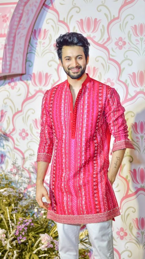 Sangeet Clothes For Men, Mens Wedding Wear Indian Style, Men Outfits For Sangeet, Pink Outfit For Haldi, Indian Mens Wedding Outfit, Mens Wedding Wear Indian Pink, Mens Pithi Outfit, Groom Outfit For Haldi, Navratri Outfits For Men