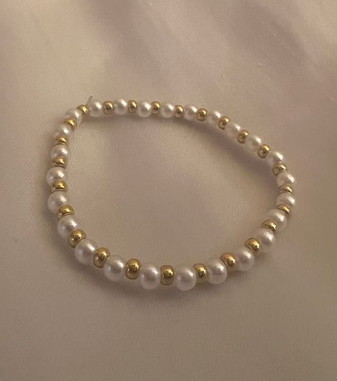 This listing is for one beaded boho bracelet. This bracelet has dainty beads that are strung on strong elastic. The gold beads are gold plated and will not tarnish, and the pearl beads are spherical. The bracelets are double knotted and glued shut. This bracelet would be a cute friendship bracelet, gift for a best friends, or a gift for her. Beaded Elastic Bracelets, Gifts To Get Friends, Bracelet Ideas Gold, Friendship Bead Bracelets, Pearl Bracelet Ideas, Gold And Pearl Bracelet, Cute Jewellery, Cute Friendship, Cute Friendship Bracelets