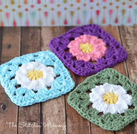 Crochet Daisy Granny Square - Free Pattern www.thestitchinmommy.com Daisy Granny Square, Granny Square Häkelanleitung, Crocheted Squares, Crochet Squares Afghan, Flower Granny Square, Granny Square Crochet Patterns Free, Crochet Coaster Pattern, Crochet Daisy, Crochet Afghans