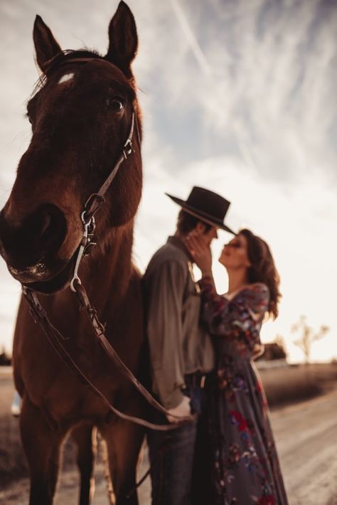 Couples Photography Inspiration by Native Roaming Couple Horse Photography, Horse Engagement Photos, Western Engagement Pictures, Western Engagement Photos, Horse Couple, Mode Country, Horse Shoot, Country Couple Pictures, Horse Photography Poses