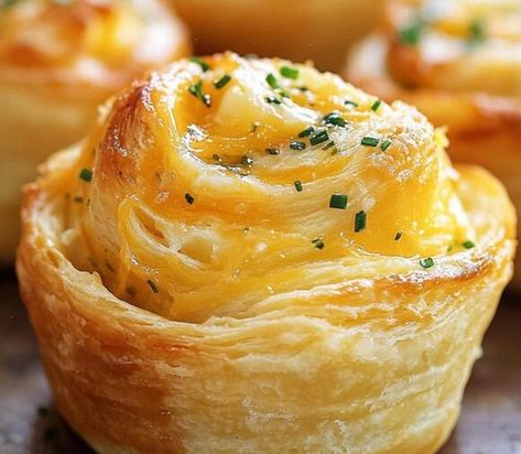 Taste Texas Charm: Cheesy Garlic Cruffins with a Savory Twist - NewsBreak Cheesy Garlic Cruffin Recipe, Cheesy Garlic Cruffins, Cheesy Garlic Cruffin, Garlic Cruffins, Fried Cheese Bites, Ham Hocks And Beans, Garlic Twist, Cruffin Recipe, Best Beef Jerky