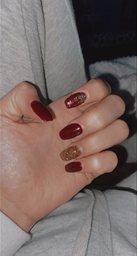 Bridesmaid Nails Burgundy Dress, Burgundy Nails With Gold, Maroon And Gold Nails, Burgundy And Gold Nails, Burgundy Nail Designs, Prom Planning, Quince Nails, Hoco Nails, Bridesmaids Nails