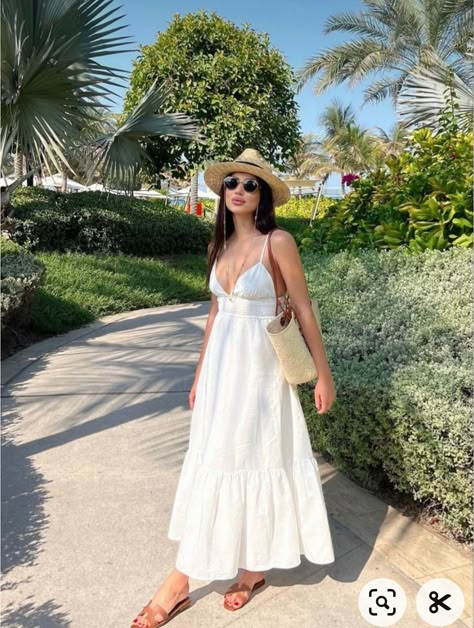 Elegant Beach Outfits Women, Outfit Inspo Mexico, Beach Outfits Elegant, Alacati Outfit, Mexico Fits For Women, Italian Girl Aesthetic Outfit, Goa Clothes Outfits Women, Bodrum Outfit Ideas, Istanbul Summer Outfit