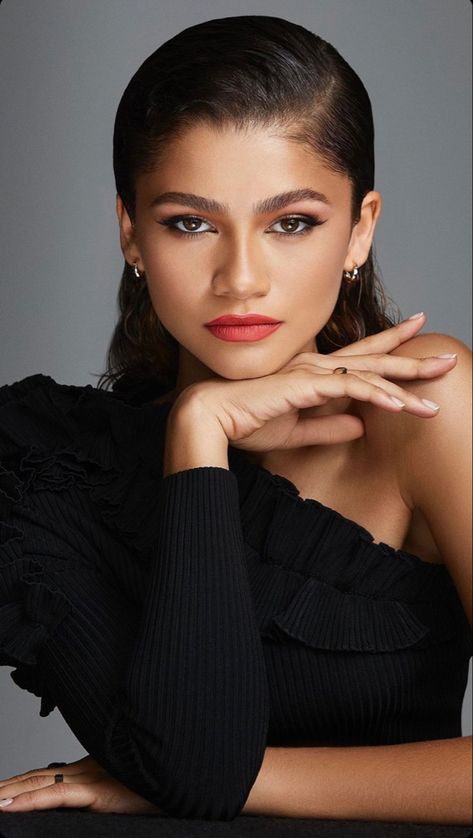 Zendaya Model, Shooting Photo Studio, Zendaya Photoshoot, Photo Mannequin, Maquillage Yeux Cut Crease, Pageant Headshots, Professional Headshots Women, Drawing Celebrity, Model Headshots