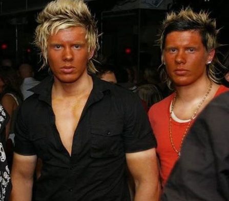 19 People with Spray Tans From HELL! I love the farmers tan on the arms of the one on the left Tan Fail, Awkward Family Photos, Spray Tan, Epic Fails Funny, Fake Tan, Gone Wrong, New Space, Spray Tanning, Pictures Funny