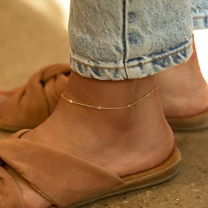 Dainty Gold Anklet, Anklet Bracelet Gold, Gold Anklet Aesthetic, Permanent Jewelry Anklet, Gold Anklets Indian Simple, Anklet Photography, Anklet Jewelry Gold, Gold Anklet Designs, Anklets Aesthetic