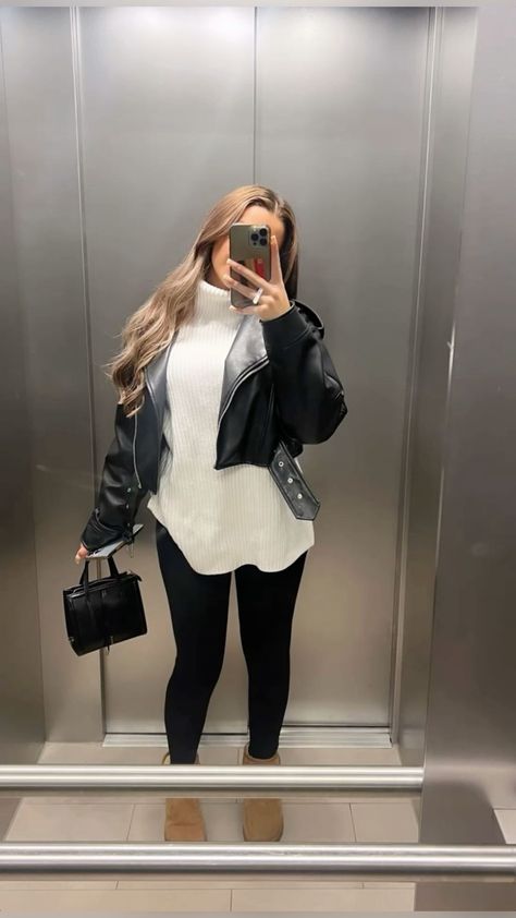 Casual Black Leggings Outfit Winter, Daily Outfit Inspiration Winter, Rainday Outfits, Autumn Leggings Outfits, Leggings Ootd, Lederhosen Outfit, Stile Blair Waldorf, Adrette Outfits, Modele Fitness