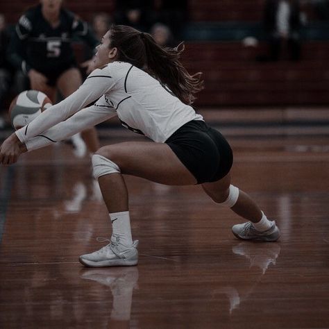 Libero Aesthetic, Volleyball Girl Aesthetic, Volleyball Aesthetic, Volleyball Photography, Volleyball Girl, Volleyball Wallpaper, Volleyball Photos, Volleyball Poses, Ball Aesthetic