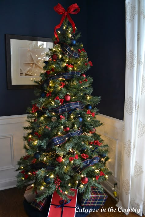 Red and Blue Christmas Tree in navy room Red And Blue Christmas Tree, Red And Blue Christmas, Christmas Tree Colour Scheme, Ideas Decoracion Navidad, Blue Christmas Tree Decorations, Christmas Tree Decorating Ideas, Christmas Tree Inspo, Tree Decorating Ideas, Red And Gold Christmas Tree