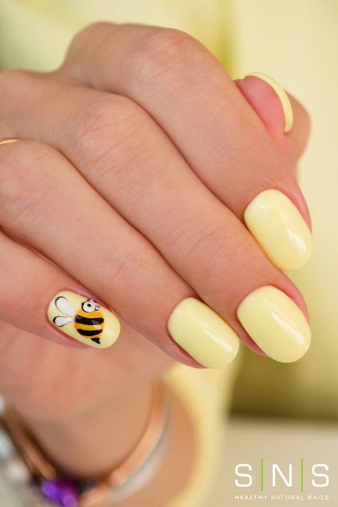 Bee Gel Nails, Yellow Sns Nails, Sns Dipping Powder Nails Spring, Bee Nails Design, Spring Nails Yellow, Yellow Nails Ideas, Bee Nail Designs, Bee Nail Art, Bumble Bee Nails