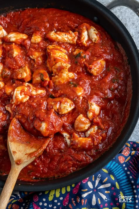 Tomato Pasta Chicken Recipe, Chicken Recipes With Red Sauce, Chicken Tomato Spaghetti, Chicken Red Sauce Pasta Recipes, Chicken Pasta With Tomato Sauce, Chicken Pasta Recipes Tomato Sauce, Red Sauce Chicken Pasta, Tomato Chicken Pasta, Chicken Pasta With Red Sauce