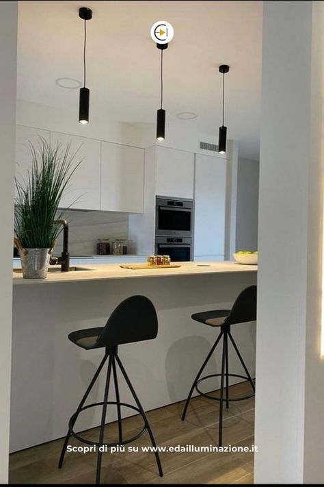 Modern Kitchen Island Lights, Dining Table Lights, Kitchen Light Fixtures, Wood Dining Room Table, Interior Design Per La Casa, Minimalist Home Interior, Flat Interior, White Kitchen Design, Kitchen Light