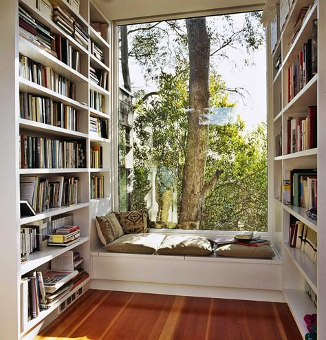 Reading Bench, Cozy Window Seat, Window Seat Design, Koti Diy, Window Benches, Reading Area, Home Libraries, Reading Nooks, Cozy Reading Nook