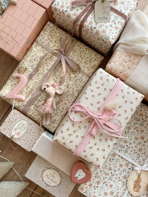 Wrapped Presents, Wrapping Inspiration, Gift Wrapping Inspiration, Pink Xmas, 19th Birthday, Wrapping Ideas, Christmas Gift Wrapping, Christmas Wrapping, Baby Birthday