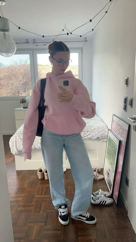 Pastel Outfit Inspo Aesthetic, Basic Outfits Hoodie, Pink Zip Up Sweater Outfit, Outfits With Pink Sweatshirt, Pink Nike Dunks Outfit Ideas, Pink Outfits Aesthetic Casual, Pink Simple Outfit Ideas, Pink Fall Outfit Ideas, Outfits With Nike Cortez