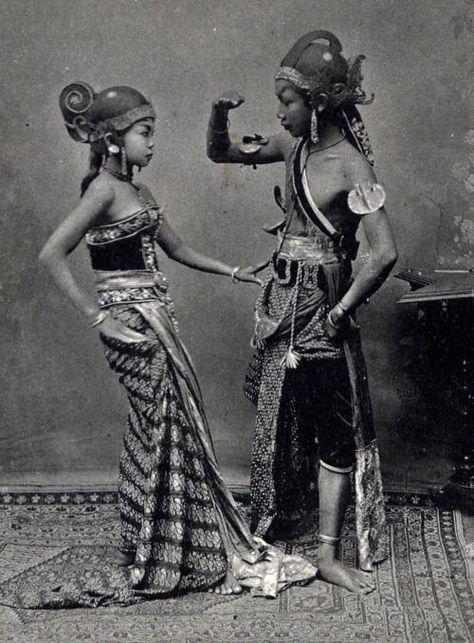 Old Photos of Indonesian People © 2016 brilio.net Indonesian Art, Unity In Diversity, We Are The World, People Of The World, Balinese, Vintage Photographs, Vintage Photography, Old Pictures, Asian Art