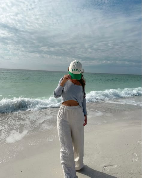 Beach outfit, coastal winter, photo inspo, casual outfit Cute Beach Winter Outfits, Beach Outfit Cool Weather, Cold Beach Day Outfit Spring, Beach Outfits For Cold Weather, Warm Beach Outfit, Cold Beach Day Outfit Winter, Spring Beach Outfits Cold, Cold Boat Day Outfit, Rainy Beach Day Outfit